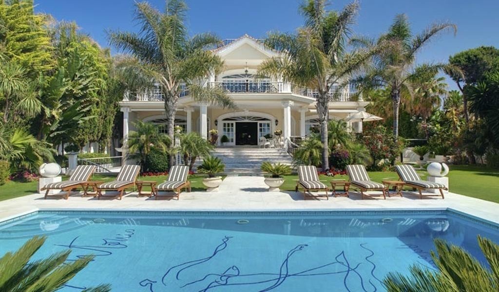 Villas for sale in Puerto Banús